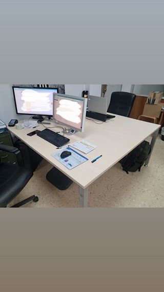 Mesa de oficina grande beige y plateada