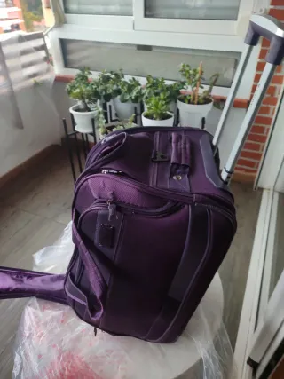 Maleta Morada con Ruedas y Múltiples Bolsillos