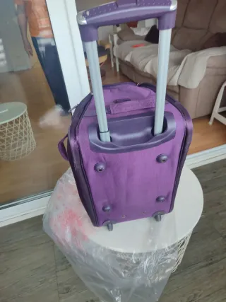 Maleta Morada con Ruedas y Múltiples Bolsillos