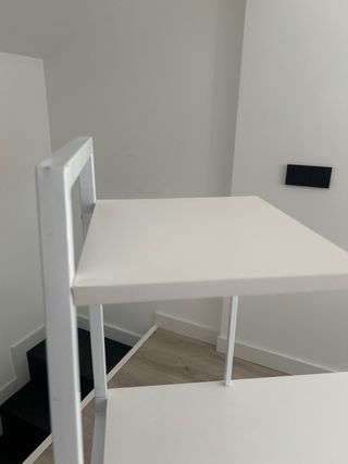 Escritorio blanco con estanterías