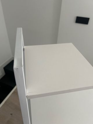 Escritorio blanco con estanterías