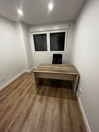 Mesa de despacho moderna en perfecto estado