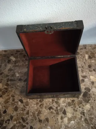 Baúl de madera con detalles dorados