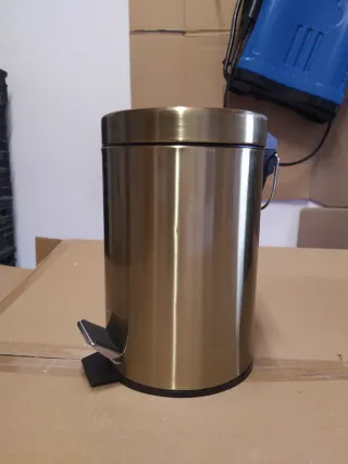 Papelera de metal bronce con pedal, cuarto de baño