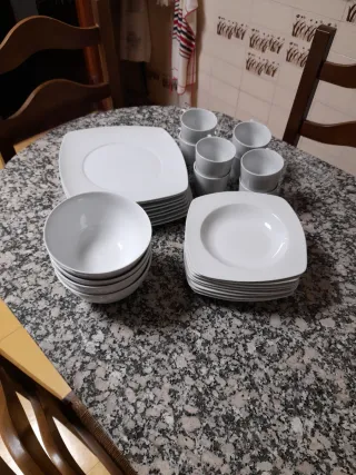 Vajilla de loza blanca cuadrada