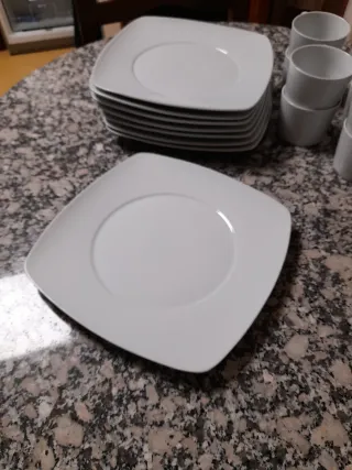 Vajilla de loza blanca cuadrada
