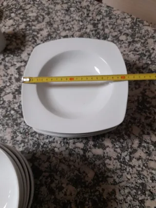 Vajilla de loza blanca cuadrada