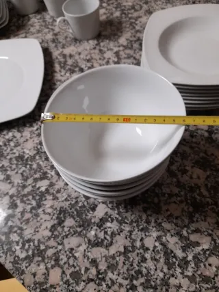 Vajilla de loza blanca cuadrada