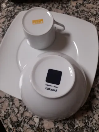 Vajilla de loza blanca cuadrada