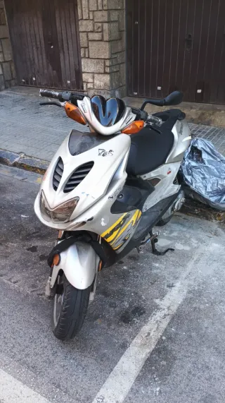Moto Scooter Plata y Amarilla