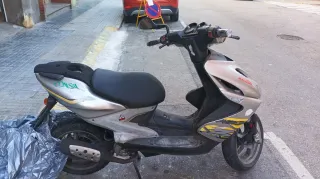 Moto Scooter Plata y Amarilla