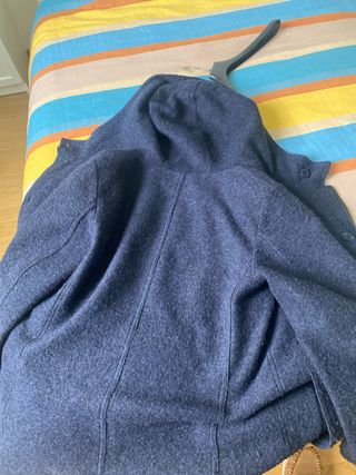 Cappotto blu con cappuccio