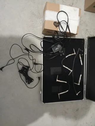 Maletín y clables para pedales de guitarra