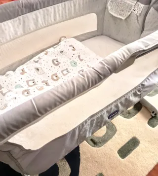 Cuna colecho Chicco Next to me Dream gris