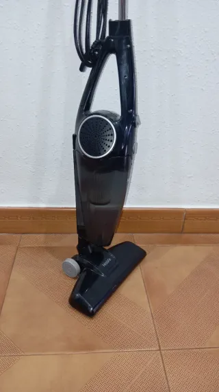 Aspiradora negra de mano