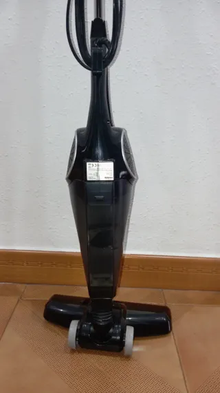 Aspiradora negra de mano