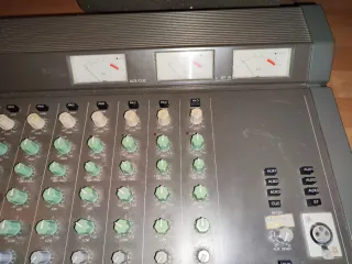 Mesa Mistura Yamaha MC1602 (recuperar)