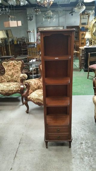 Estantería de madera estrecha