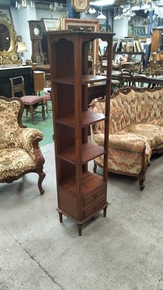 Estantería de madera estrecha