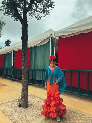 Traje de flamenca naranja con chal azul