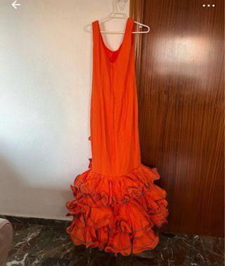 Traje de flamenca naranja con chal azul