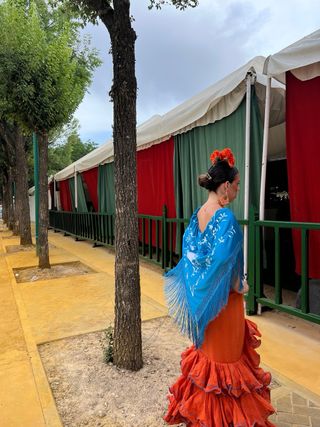 Traje de flamenca naranja con chal azul
