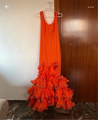 Traje de flamenca naranja con chal azul
