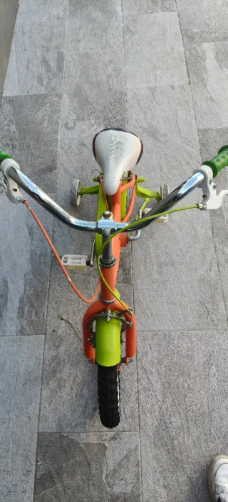 Bicicleta de 14" infantil naranja y verde.