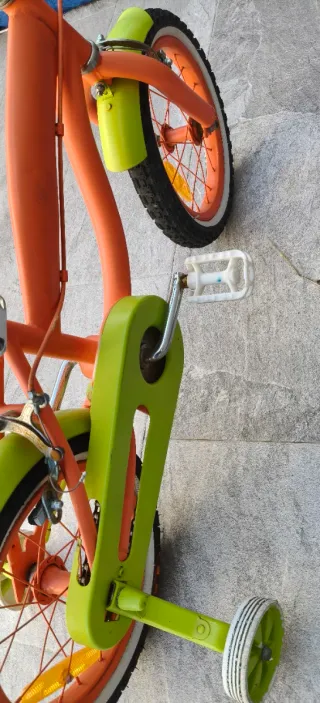 Bicicleta de 14" infantil naranja y verde.