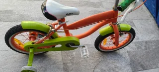 Bicicleta de 14" infantil naranja y verde.