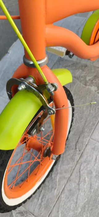 Bicicleta de 14" infantil naranja y verde.