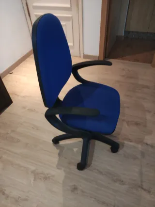 Silla de escritorio azul y negra