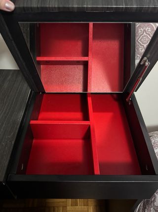 Tocador negro y gris con tapa abatible