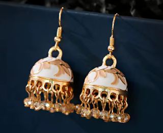 Orecchini pendenti dorati con nappe