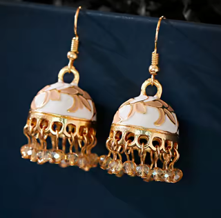 Orecchini pendenti dorati con nappe