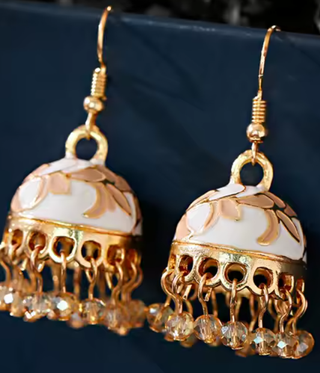 Orecchini pendenti dorati con nappe