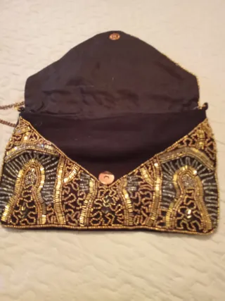 Bolso de mano negro con abalorios dorados