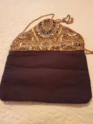 Bolso de mano negro con abalorios dorados