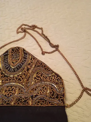 Bolso de mano negro con abalorios dorados