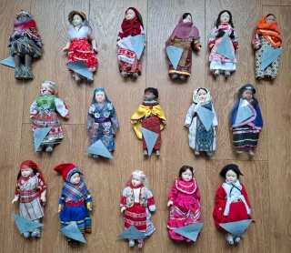 Collezione di 30 Bambole in Porcellana con Abiti Tradizionali