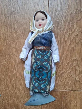 Collezione di 30 Bambole in Porcellana con Abiti Tradizionali