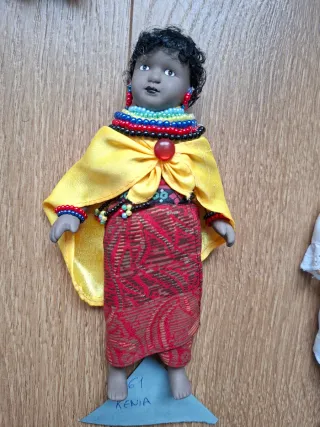 Collezione di 30 Bambole in Porcellana con Abiti Tradizionali