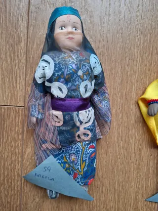 Collezione di 30 Bambole in Porcellana con Abiti Tradizionali