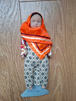 Collezione di 30 Bambole in Porcellana con Abiti Tradizionali