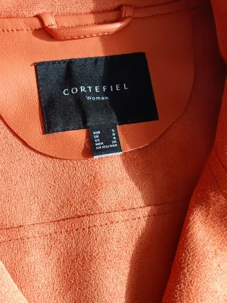 Chaqueta efecto piel Cortefiel naranja.