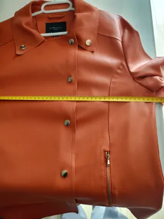 Chaqueta efecto piel Cortefiel naranja.
