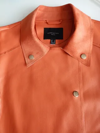 Chaqueta efecto piel Cortefiel naranja.