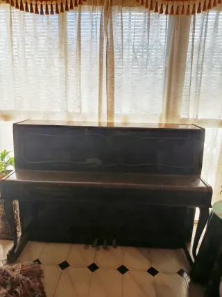 Piano de pared oscuro