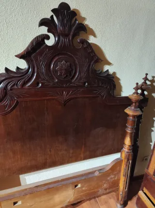 Cama antigua de madera tallada