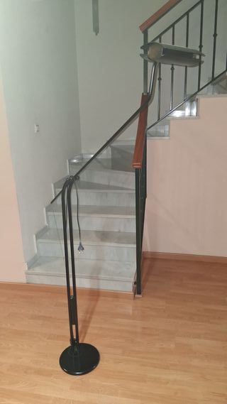 Lámpara de pie diseño basculante y regulable
